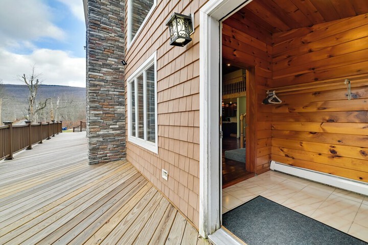 Walk to Hunter Village! Family Ski Retreat w / Deck