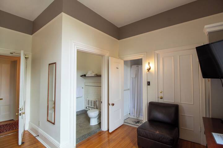 Room 42 of 103