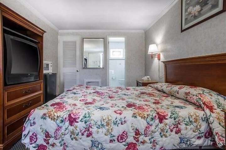 Room 4 of 10