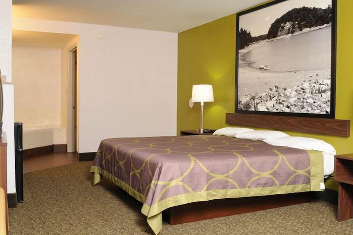 Room 25 of 28