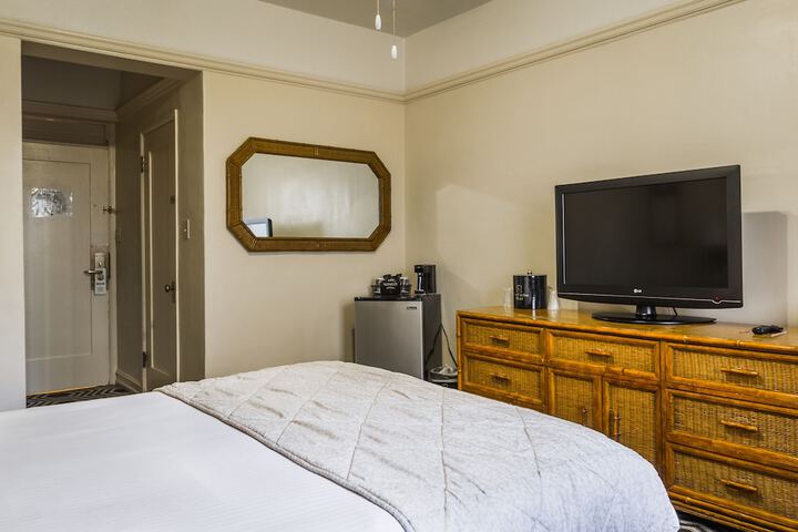 Room 17 of 40
