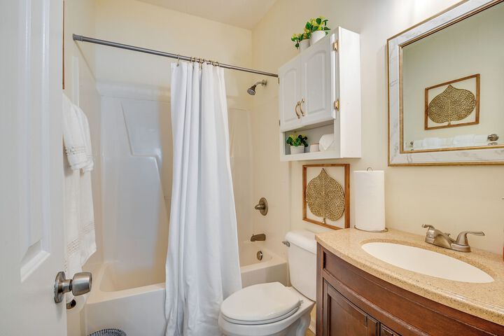 Myrtle Beach Condo w / Large Balcony & Pool Access