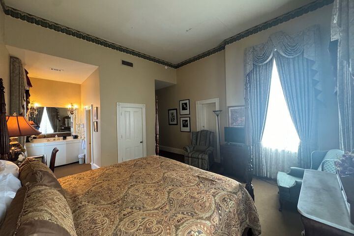 Room 42 of 142