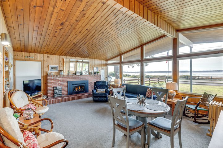 Bayfront Retreat w / Private Beach in Birch Bay