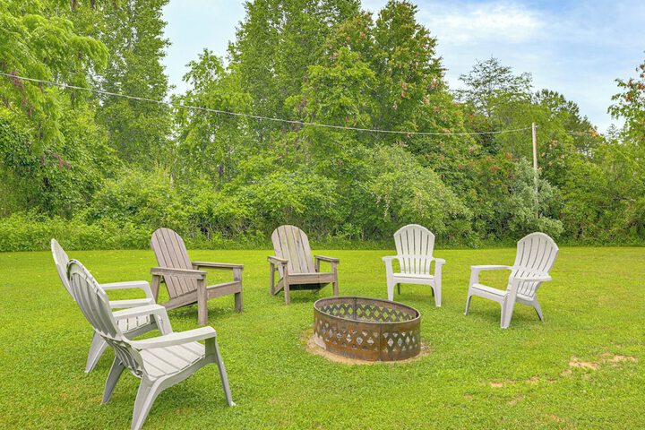 grandma's Farm House on 125 Acres w / Fire Pit!