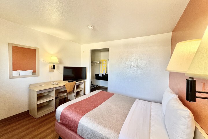 Motel 6 Bellflower CA - Los Angeles