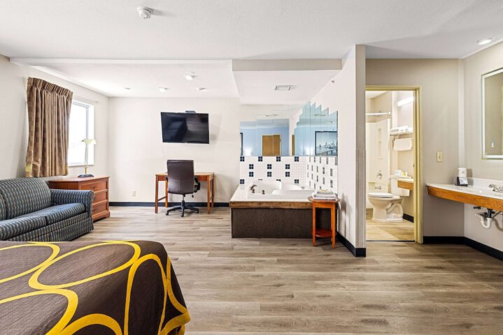 Super 8 by Wyndham Pittsburgh / Monroeville