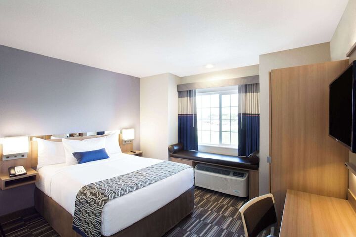 Microtel by Wyndham Vernal / Naples