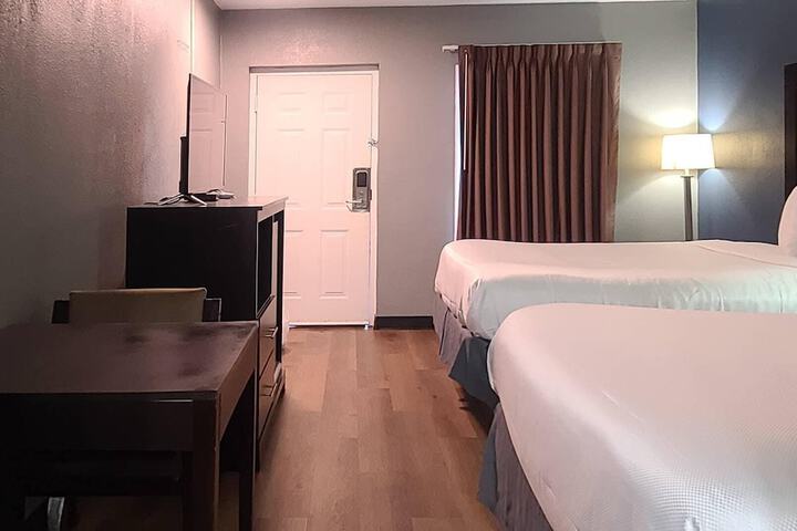 Travelers Inn & Suites Forest City