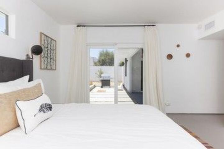 3Br 2BA Modern Luxury House by RedAwning