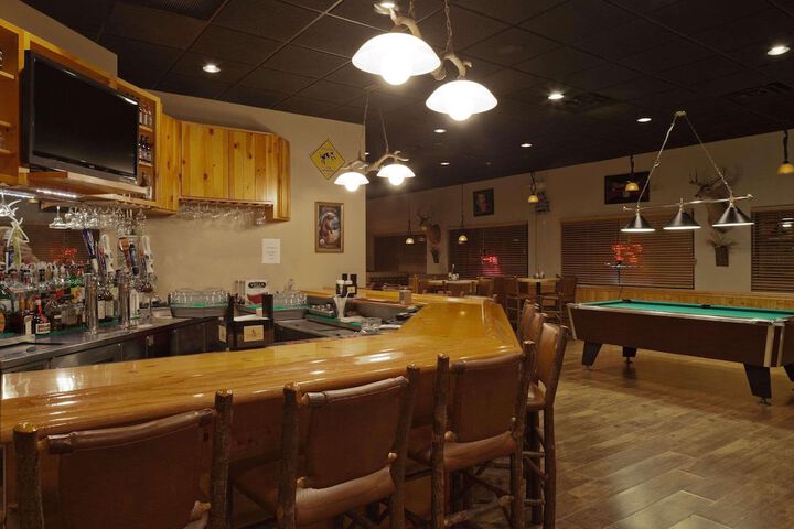 Lounge 27 of 28