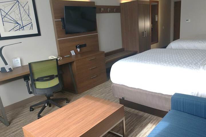 Room 17 of 28