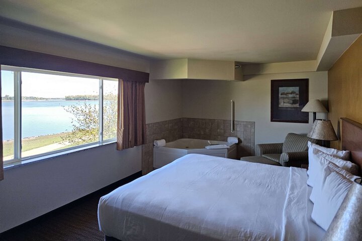 Room 17 of 28
