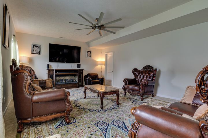 Spacious Home w / Fireplace - Near Golf!
