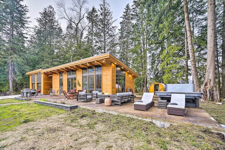 Heated Swim Spa! 15-acre Cabin on Skykomish River