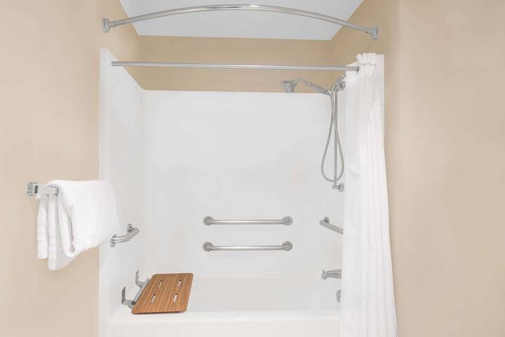 Room 17 of 32