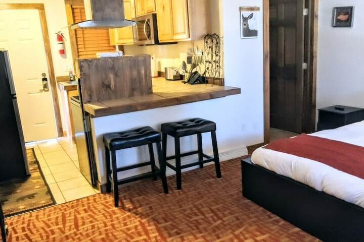 The Green Mountain Falls Lodge