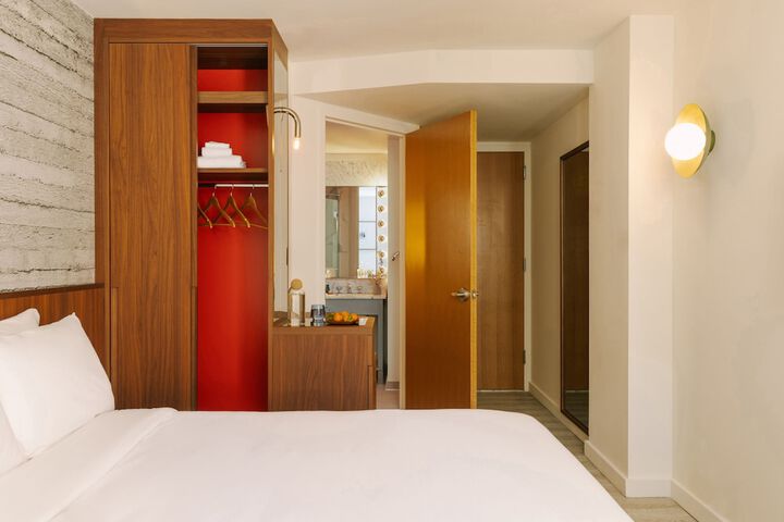 Room 26 of 46