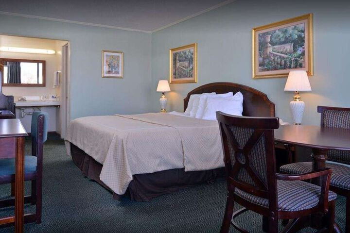Room 8 of 12