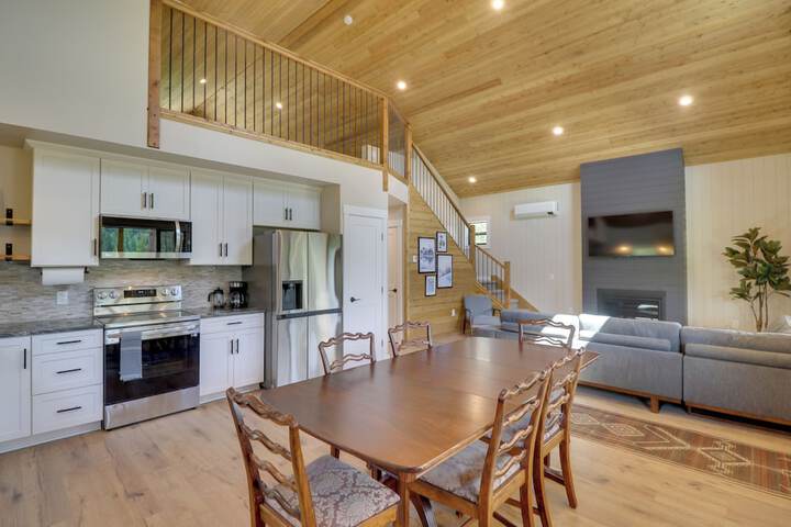 Lakeside Cabin Retreat w / Private Hot Tub!