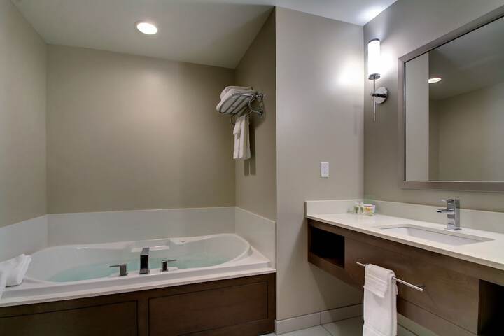 Holiday Inn & Suites Peoria at Grand Prairie by IHG