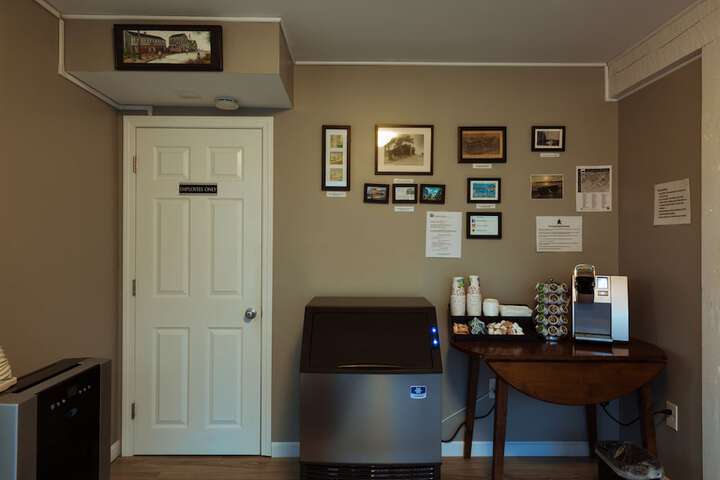 Bearskin Neck Motor Lodge