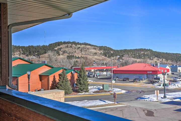 Main Street Strugis Apt w / High-end Features