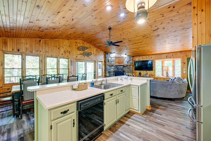 Cullowhee Mountain Retreat w / Deck and Fire Pit!
