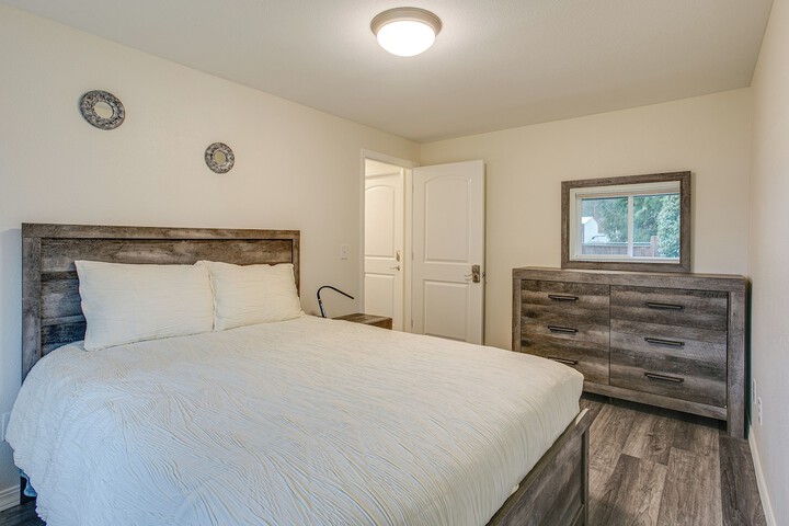 Modern Puyallup Townhome w / Backyard & Fireplace