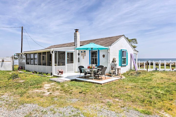 Oceanfront White Stone Cottage w / Private Beach!