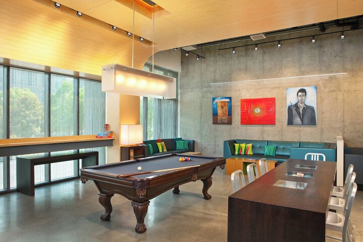 Lounge 20 of 27