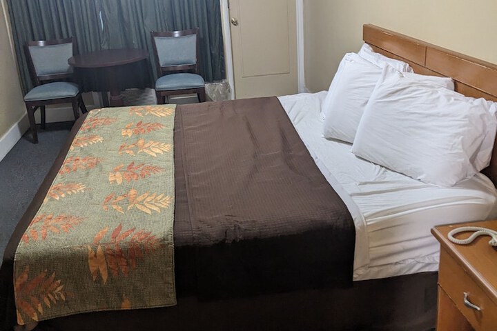 Room 4 of 9