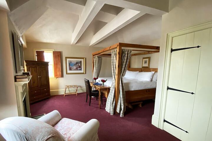 Room 17 of 28