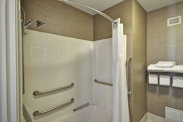 Holiday Inn Express Romulus / Detroit Airport by IHG