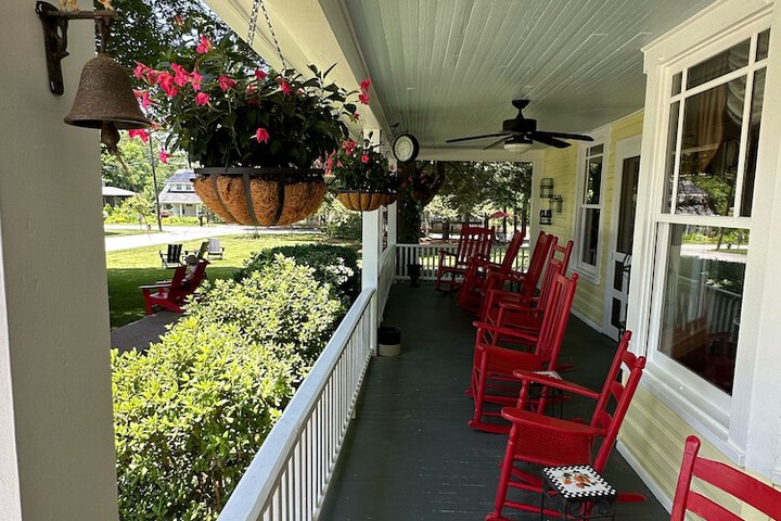 Red Rocker Inn