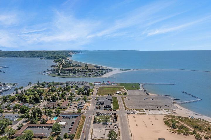 Snyders Shoreline Inn
