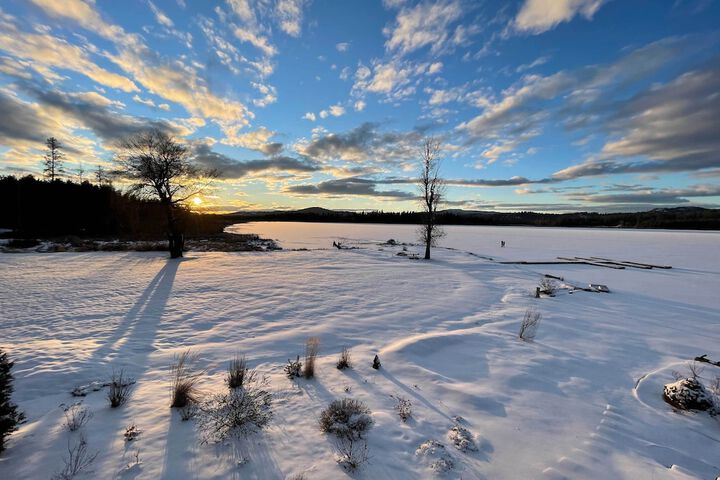 Charming Lakefront Cabin w / Deck & Fire Pit!