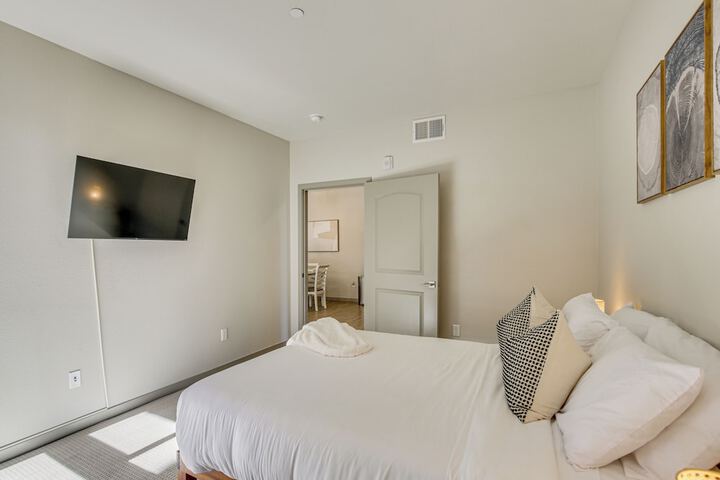 By Seaport Village & Navy Base! Chic Condo w / Pool