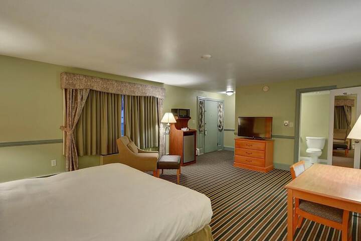 Colonial Motel