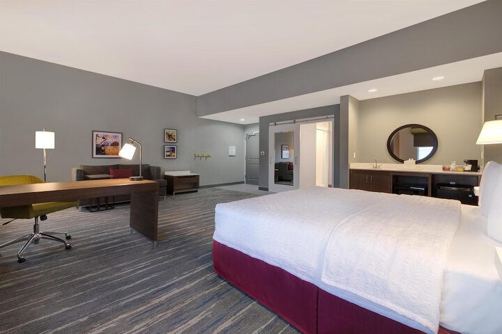 Hampton Inn & Suites Marina