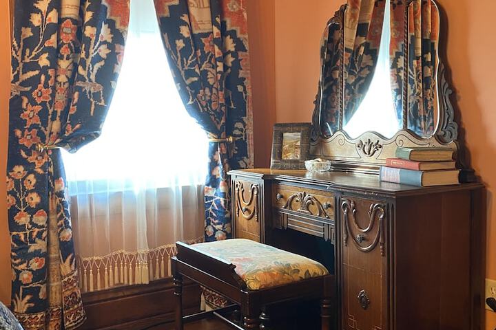 Vineyard Mansion & Carriage House Bed & Breakfast