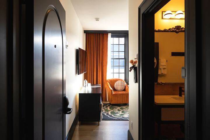 Room 11 of 76