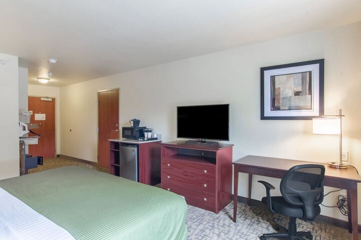 Cobblestone Hotel & Suites - Greenville