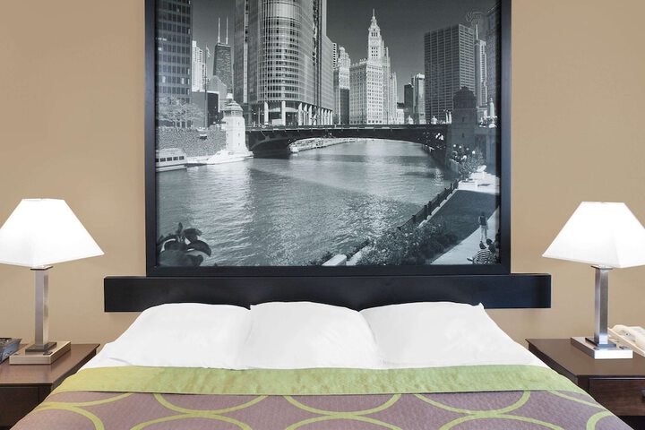 Super 8 by Wyndham Morton Grove / Chicago