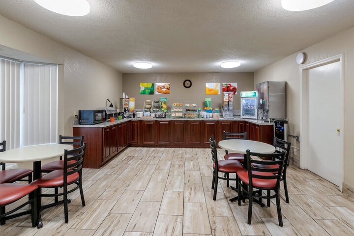 Quality Inn & Suites Des Moines - Merle Hay Road