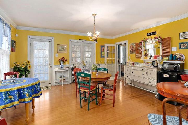 PRINCESS ANNE BOOK LOVERS INN