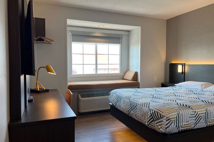 Room 11 of 28