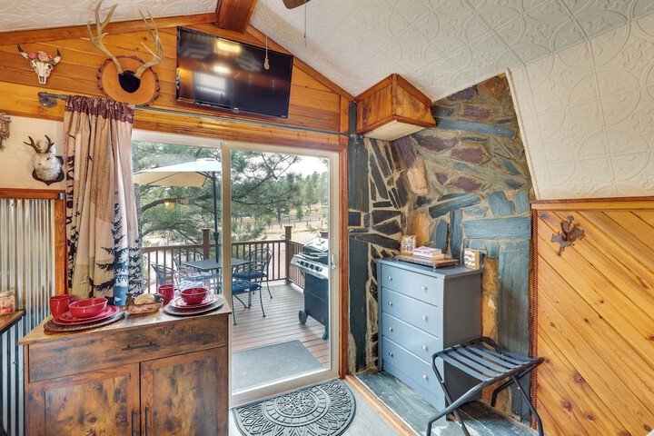 Tiny Cabin w / Outdoor Dining Area - Near Keystone!