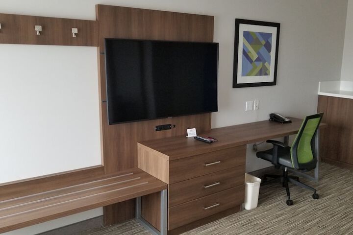 Holiday Inn Express & Suites Lake Forest by IHG