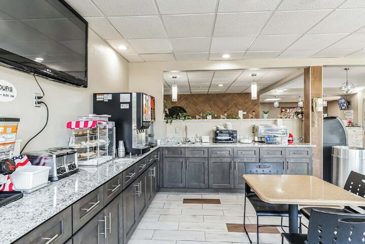 Super 8 by Wyndham Smithfield / Selma